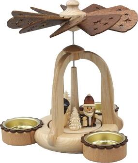 Tischpyramide Weihnachtsmann im Wald aus Holz mit Teelichtantrieb und Bäumchen von Holz- und