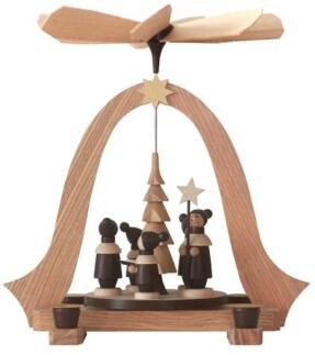 Pyramide mit Seiffener Kurrendefiguren aus Holz, filigrane Weihnachtsfiguren unter Bogen von