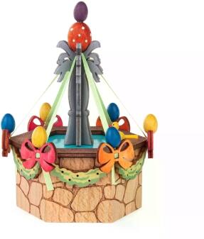 Osterbrunnen – toll verzierter Holzbrunnen mit bunten Eiern, Schleifen und Bändern, sechseckig –