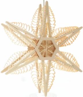 Fensterschmuck – doppellagiger Spanstern mit sechs kleinen Spanbäumen und elektrischer Beleuchtung, 