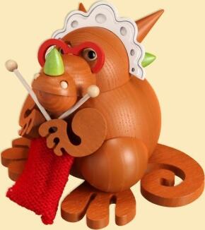 Räuchermann – detailreicher Kugelrauchdrache mit strickender Oma, bunt bemalt – BxHxT = 11 x 10 x 9 