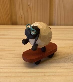 Miniaturfigur – detailreich geschnitztes Schaf Gustav auf Skateboard, naturbelassen – BxHxT = 2 x