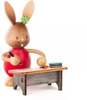 Osterhase – Stupsi auf der Schulbank mit Karotte und Schreibstift – BxHxT 7 x 12,5 x 8,5 cm
