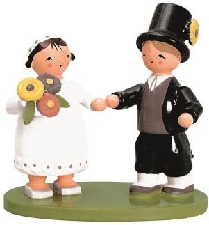 Miniaturfigur – liebevolles Brautpaar auf grüner Wiese, festlich bemalt – BxHxT = 6,5 x 4 x 6 cm