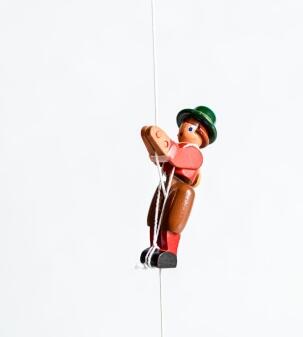 Holzspielzeug - Niedliche Kletterfigur Bergsteigerin (rot) – BxHxT ca. 3x6,5x2 cm