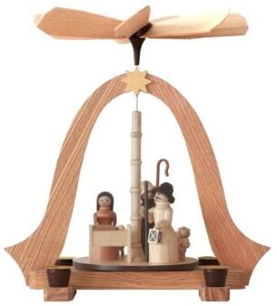 Pyramide Christi Geburt aus Holz mit detailreicher Krippenszene und Kerzenhaltern von