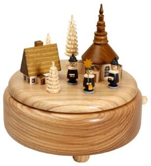 Spieluhr – liebevolles Seiffener Dorf mit Kurrende-Sängern, naturfarben – spielt „Stille Nacht“ –