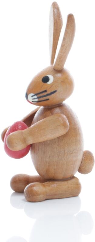 Osterfigur - Osterhase mit roten Osterei - Ansicht Links - Kleiner Osterhase