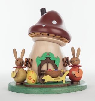 Räucherpilz Hasenpärchen mit Schubkarre farbig aus Holz von Zeidler Holzkunst GmbH, liebevolle Szene