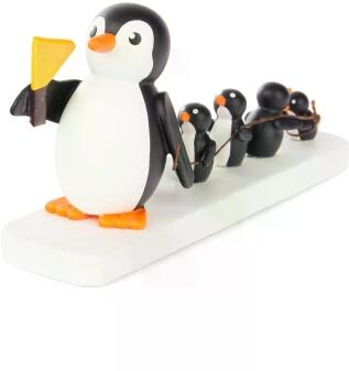 Miniaturfigur – lustige Pinguinguppe mit gelber Fahne auf weißem Sockel – BxHxT 8 x 5 x 2,5 cm