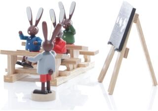 Osterfiguren - Osterhasen in der Hasenschule Klein -Lehrer mit Schüler - Ansicht Links - Mit Bänke und Tafel
