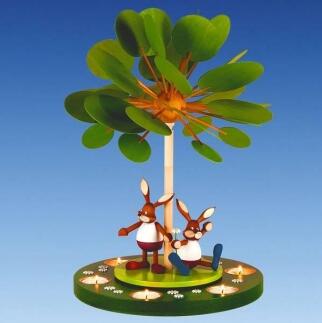 Tischpyramide – detailreicher Schnupperhase mit buntem Frühlingsbaum, grün-bunter Wiesen-Sockel –