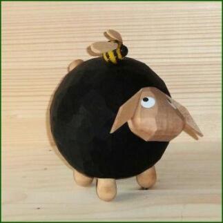 Geschnitzte Figur – charmantes Schaf Gustav mit Hummel, liebevoll bemalt, naturfarben – BxHxT = 8 x