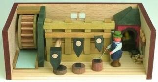 Miniaturstube detailreiches Hammerwerk mit Wasserrad und Schmied aus Holz von Stübelmacher Gunter