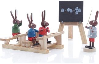 Osterfiguren Hasenschule mit Lehrer und bunten Schülern vor Tafel aus Holz von holz.kunst Stephan