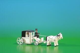 Miniatur Kutsche – nostalgische weiße Brautkutsche mit Pferd und Kutscher, sandfarbene Räder,