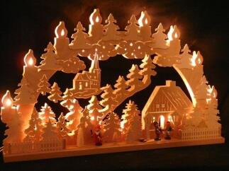 Schwibbogen – liebevoll gestaltete Winterlandschaft mit Weihnachtsfiguren und warmem Licht,
