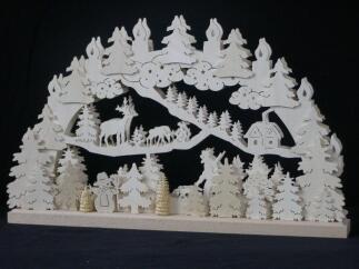 Schwibbogen – detailreiches Waldmotiv mit warmweißer Beleuchtung, naturfarben – BxHxT = 50 x 32 x 7 