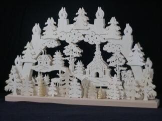 Schwibbogen filigrane Winterlandschaft mit detailreicher Kirche und Tannen, naturfarbenes Holz