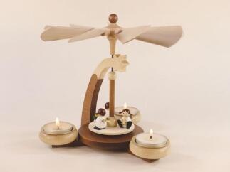 Teelichtpyramide – liebevoll bemalte Engel auf naturfarbenem Holzgestell, detailreich und winterlich