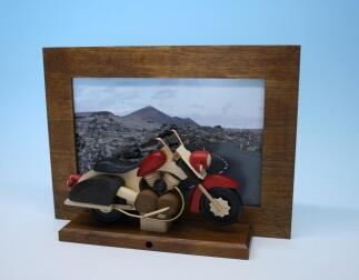 Zubehörrahmen dunkel filigran für Räuchermotorräder aus Holz mit Motorradmotiv von Kunstgewerbe Gerd