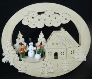 Fensterbild – winterliches Haus mit Schneemann und Kindern aus naturfarbenem Holz, beleuchtet, von