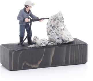 Miniaturbergwerk Bergmann Wismut-Kumpel mit Bohrhammer und Edelstein auf Holzsockel, Kunststube Am