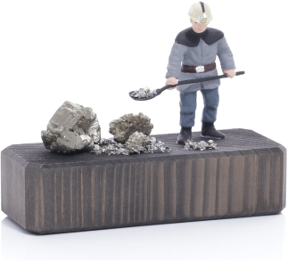 Miniaturbergwerk Bergmann Wismut-Kumpel mit Bohrhammer und bunten Edelsteinen auf Holzsockel,