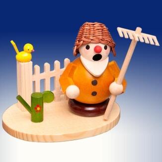 Räuchermann – detailreicher Gärtner mit Rechen und Vogel am Zaun, bunt bemalt, Holzfigur aus dem