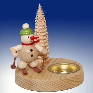 Kerzenhalter – liebevoller Schneemann auf Ski mit Mütze und Bäumchen, naturbelassen – BxHxT = 10 x