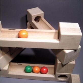 Kugelbahn - Kugelbahnbrücke mit Kugeln und Bausteinen - LxBxH 12x12x60 cm