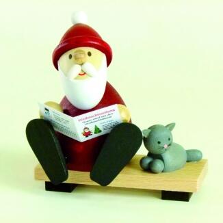Holzfigur detailverliebter Weihnachtsmann mit Zeitung und schlafender Katze, rot bemalt von