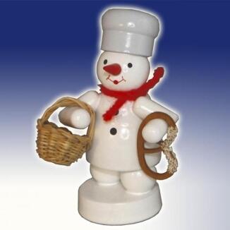 Winterdekoration Schneemann aus Holz mit Korb und Brezel, bunt bemalt, von Fa. Volker Zenker