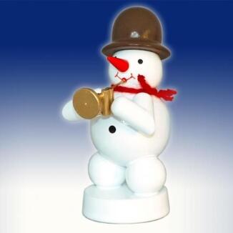Weihnachtsdekoration – detailreicher Schneemann mit glänzender Jazztrompete und elegantem Hut,