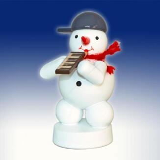 Miniaturfigur – liebevoll bemalter Schneemann mit Melodica und schwarzem Hut, bunt – HxB = 8 x 5 cm