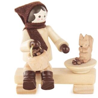 Miniaturfigur Mädchen auf Bank füttert Eichhörnchen natur BxHxT 5x6x3,5m