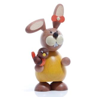 Osterhasen – Liebevoll gestaltete Osterhäsin mit Vogel in der Hand – BxHxT ca. 5,5x12x4 cm