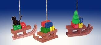 Christbaumschmuck – farbenfroher Schlitten mit detailreichen Geschenken, handgefertigt – BxHxT = 4 x