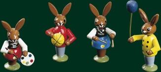 Osterdekoration – fröhliche Hasenkinder mit buntem Spielzeug, handbemalt – HxB = 5 x 3 cm