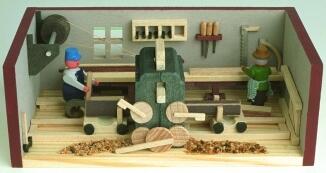 Miniaturstube – detailreiches Sägewerk mit Arbeitern und Werkzeugen, bunt bemalt – BxHxT = 11 x 4 x 