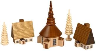 Weihnachtsdekoration – detailreiches Dorf Seiffen mit naturfarbenen Ringelbäumchen – BxHxT = 12 x 7 