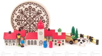 Spielzeug Dorf – detailreiche Miniaturwelt mit liebevoll bemalten Häuschen und Figuren, in