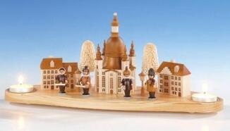 Kerzenhalter – detailreiche Dresdner Frauenkirche mit Straßenlaternen und Figuren, natur- und