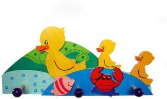 Kindergarderobe mit Entchen-Motiv und drei Haken aus Holz, bunte Tiermotive am Wasser von Hess Holz