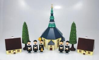 Tischdekoration – detailreiche Seiffener Kirche mit Kurrendefiguren, bunten Häusern und Bäumen – H =