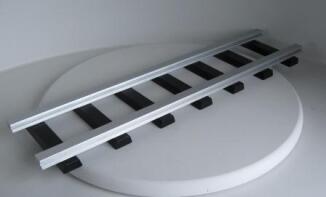 Ersatzteil – bunte, detailreiche Eisenbahnschiene für Modelleisenbahn, aus Holz – BxHxT = 16 x 3 x