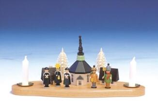 Tischdekoration – liebevoll gestalteter Sockel mit Kurrende, Laternenkindern und Seiffener Kirche,