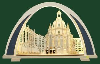 Schwibbogen mit Dresdner Frauenkirche und handbemalten Kurrendefiguren aus Holz, naturfarben mit