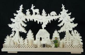 Schwibbogen – detailreicher Jäger am Haus mit idyllischem Wald und stimmungsvoller Beleuchtung,