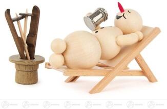 Schneemann – fröhlich entspannter Liegestuhlurlauber mit roter Bommelmütze, detailreich, naturfarben